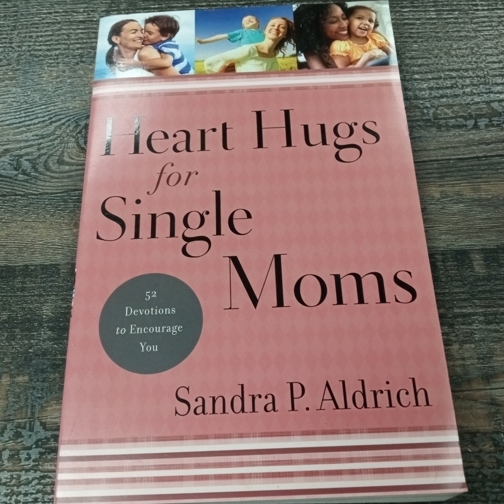 Heart Hugs for Single Moms: 52 Devotions to Encourage You by Sandra P. Aldrich
